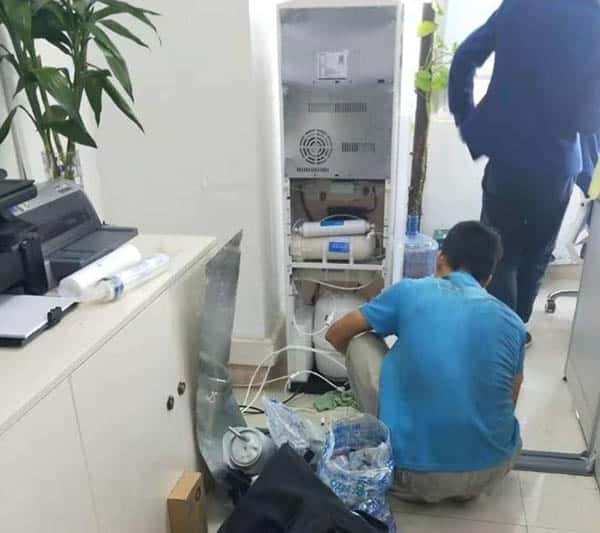 Kỹ thuật viên kiểm tra lõi lọc nước để đảm bảo hiệu suất hoạt động